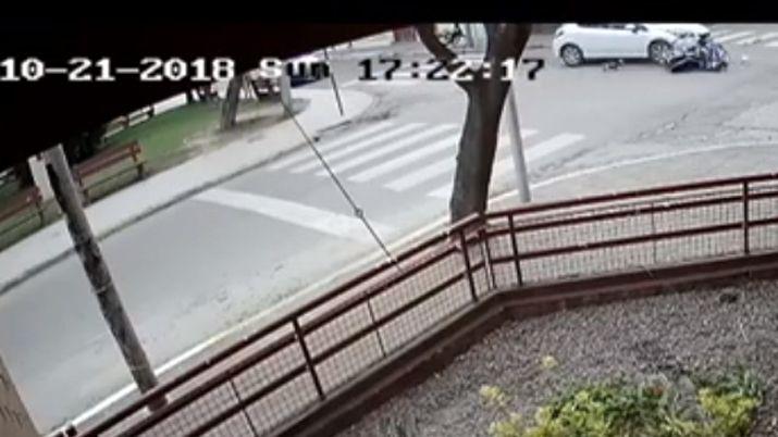Video  Impactante choque deja en grave estado a un motociclista