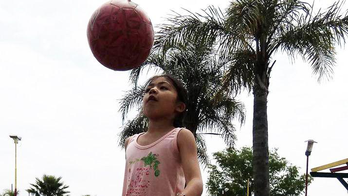 VIDEO  Loli la nena santiaguentildea que hizo 4 goles al hilo