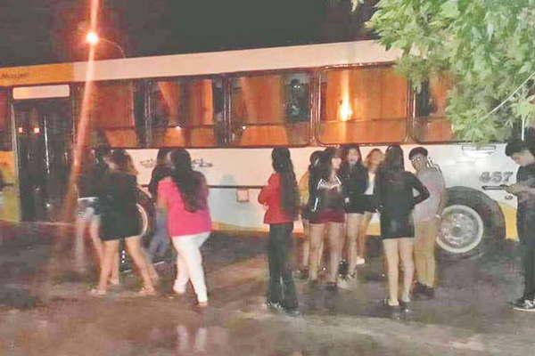 Contratoacute dos colectivos para llevar menores a su boliche