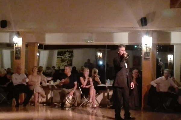 Roberto Caacuteceres canta el tango en Madrid e Italia 