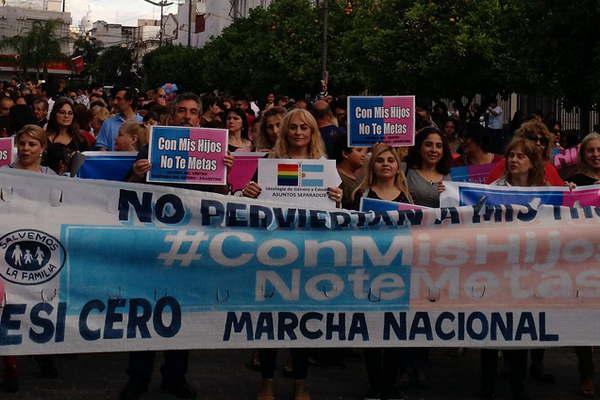 Multitudinaria marcha en rechazo a la ley de Educacioacuten Sexual Integral