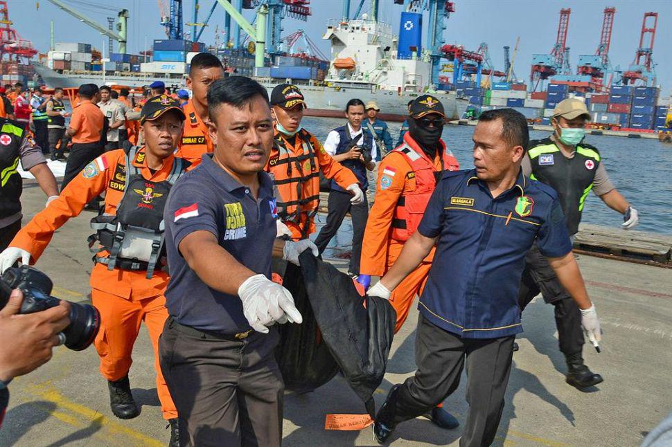 Hallan los primeros cuerpos del accidente aeacutereo en Indonesia