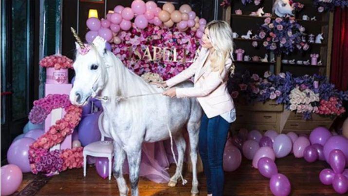 Wanda llevoacute un pony al cumpleantildeos de su hija pero lo disfrazoacute de unicornio