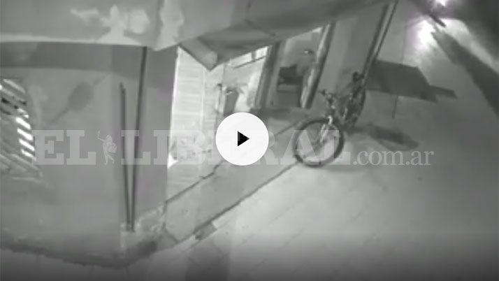 Video  Asiacute roban una bicicleta desde la puerta de una panaderiacutea