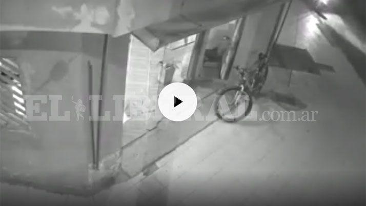 Video Asiacute roban una bicicleta desde la puerta de una panaderiacutea