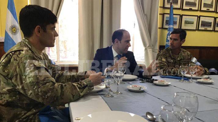 El embajador argentino en Israel visitoacute las tropas argentinas en Chipre