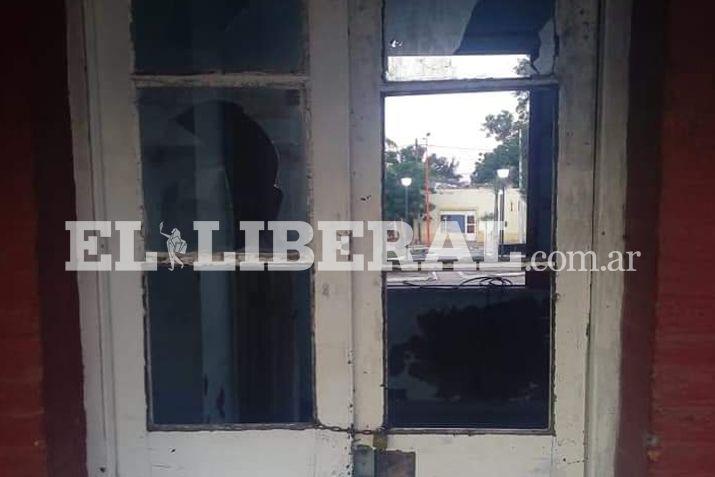 La estación de trenes de Colonia Dora fue dañada por desconocidos