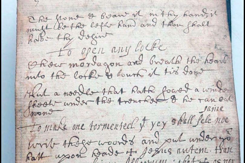 Subastan por 28000 doacutelares un antiguo manuscrito maacutegico que hace a las mujeres desnudarse