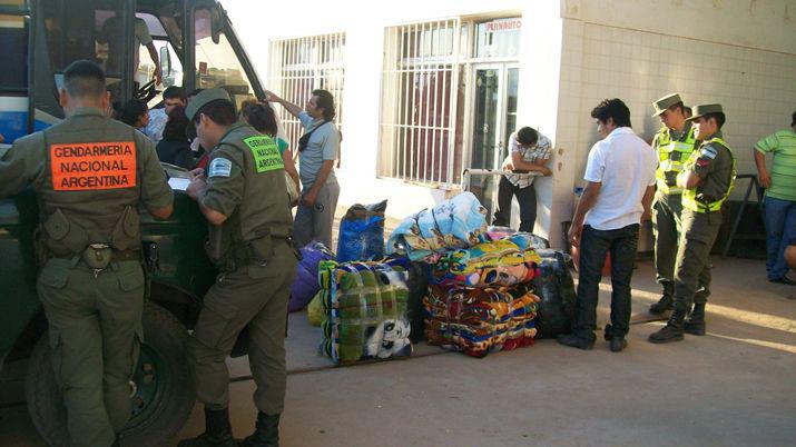 Gendarmeriacutea entregoacute ropa secuestrada a escuelas de Pampa de los Guanacos