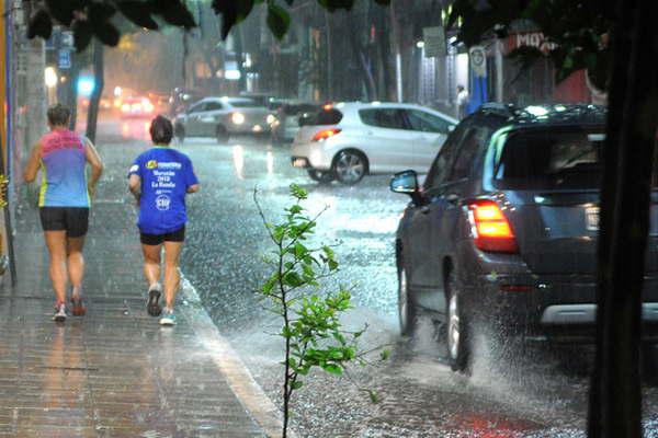 Pronostican lluvia para la noche aunque la temperatura seguiraacute elevada