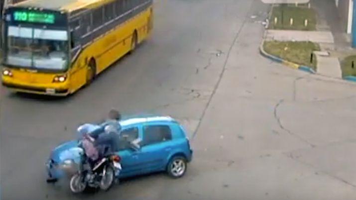 VIDEO  Una moto con cuatro ocupantes se estrelloacute contra un auto