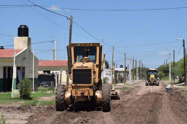 La comuna realiza trabajos de perfilado de calles de tierra que fueron afectadas por las lluvias 