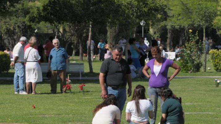 La Municipalidad de Santiago decretoacute asueto y diacutea no laborable para el 1 y 2 de noviembre