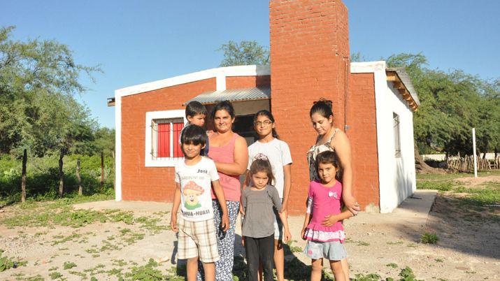 Entregaron viviendas sociales a familias de Tintina