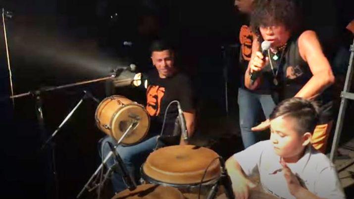 Nene tocoacute las tumbadoras en el show de La Mona y la rompioacute