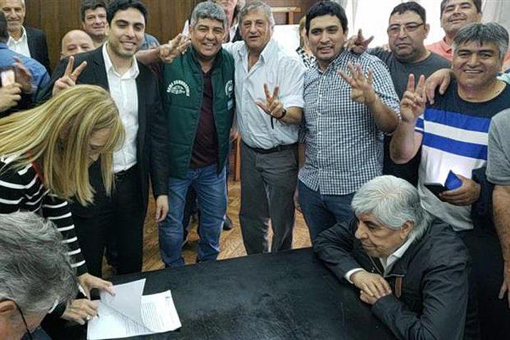 El secretario general de Camioneros hizo el anuncio en medio de un acto