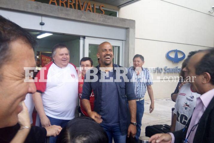 Numerosos simpatizantes de Estudiantes recibieron a la Brujita Verón en el aeropuerto de Santiago del Estero