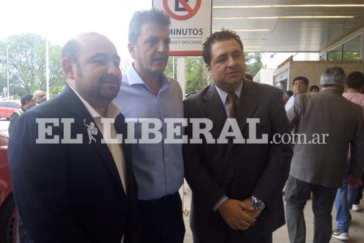 El intendente Pablo Mirolo y Sergio Massa al salir del aeropuerto de Santiago del Estero antes de partir hacia La Banda