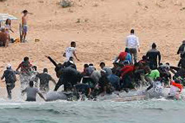 Miles de naacuteufragos intentan entrar  a Espantildea por el mar
