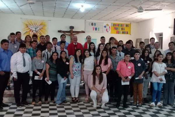 Un grupo de joacutevenes recibioacute la Confirmacioacuten