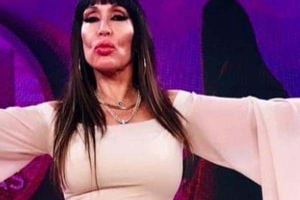 Moria Casaacuten duriacutesima con dos conductores de la televisioacuten 