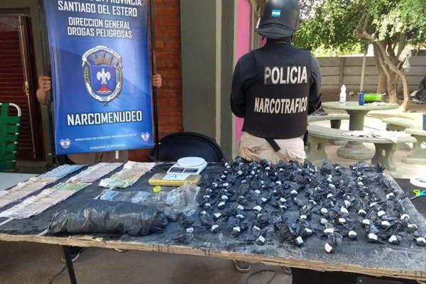 Allanan el mercadito de La Banda secuestran cocaiacutena marihuana y maacutes de 200000