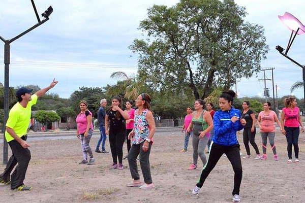 La Direccioacuten de Deportes de La Banda brinda clases gratuitas de ritmos latinos en diferentes barrios