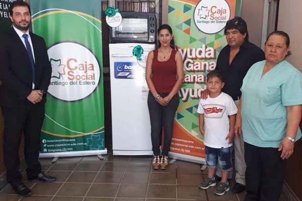 Loteriacutea Santiaguentildea entregoacute donaciones al Hogar de Madres