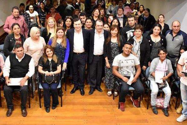 El gobernador Zamora entregoacute 47 microemprendimientos a ciudadanos de Capital y el interior
