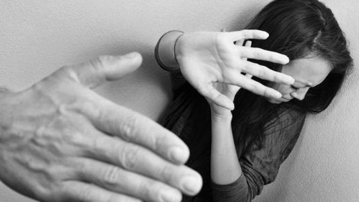 Joven atacoacute con violencia a su pareja porque no dejoacute que le revise su celular