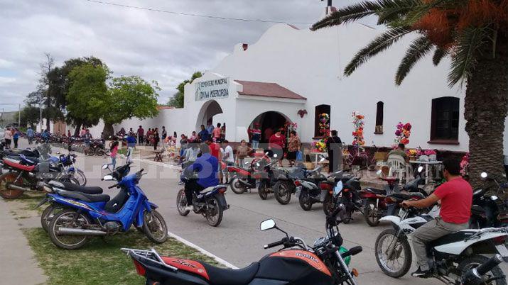 Cientos de personas recuerdan a sus difuntos en el cementerio de Antildeatuya