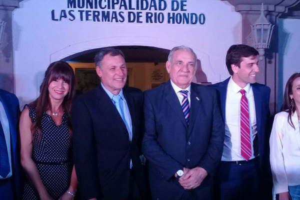 Jorge Mukdise tomoacute la jura a los miembros de su gabinete municipal