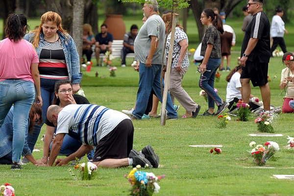 Una multitud de santiaguentildeos visitoacute los cementerios para recordar a sus difuntos