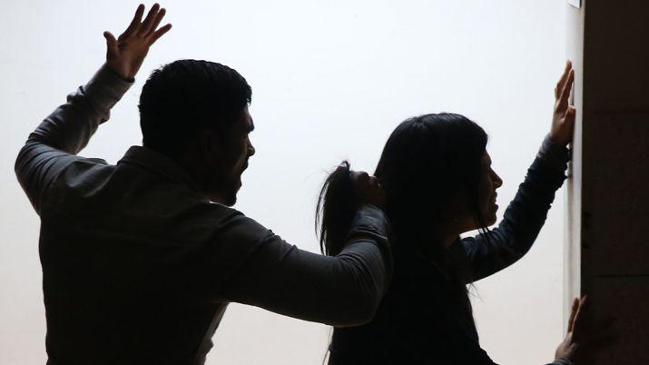 Su hermano la ahorcoacute le pegoacute y ella pidioacute el botoacuten antipaacutenico