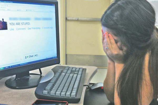 Un robot ensentildearaacute a chicos los riesgos de compartir imaacutegenes iacutentimas en Facebook