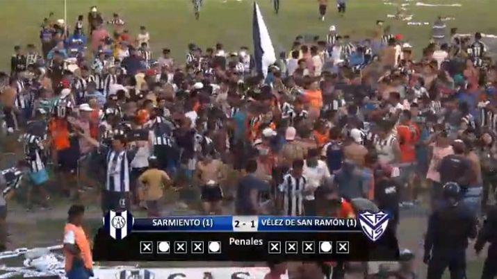 Sarmiento ganoacute y se quedoacute con la Copa 120 antildeos de EL LIBERAL