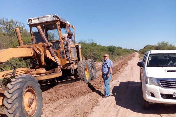 Ejecutan trabajos de mantenimiento del camino entre Lavalle y Tres Cerros