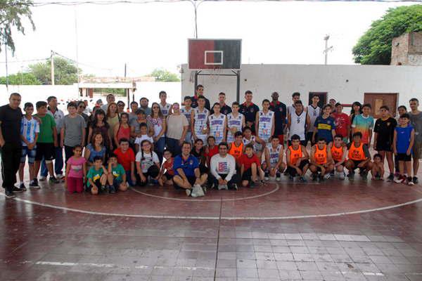Quimsa visitoacute a los chicos de la  Escuela Amigos del Baacutesquet en Loreto