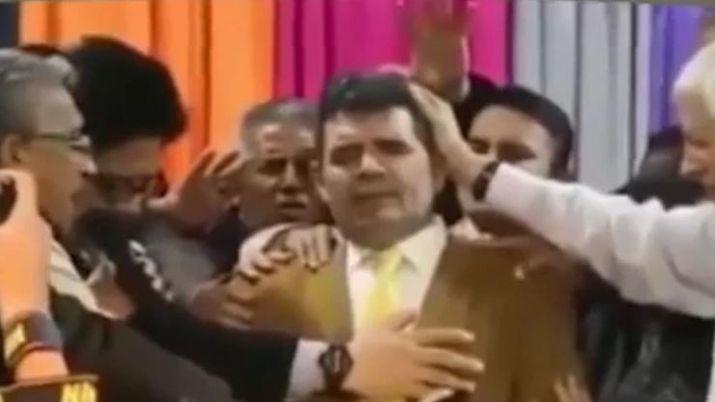VIDEO  Evangelistas bendeciacutean al diputado Olmedo y el escenario se cayoacute