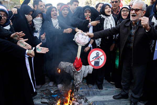 Miles de iraniacutees protestan contra las sanciones de EEUU 