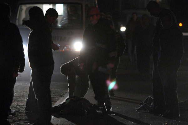 Murioacute un joven en fatiacutedico choque de tres motos a un caballo