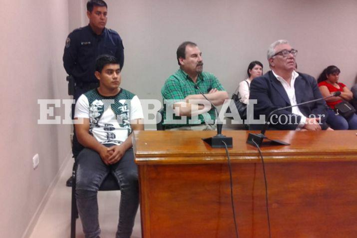 Santiago Enríquez (primero a la izq) al momento de escuchar el veredicto del tribunal