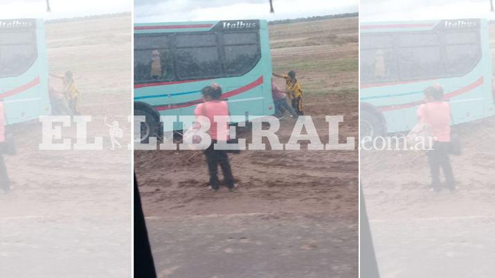 Otros pasajeros tuvieron que empujar al colectivo para que pudiera circular