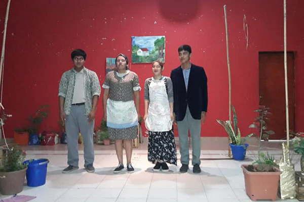 Presentaron obra teatral por los 101 antildeos de la biblioteca de Villa Riacuteo Hondo