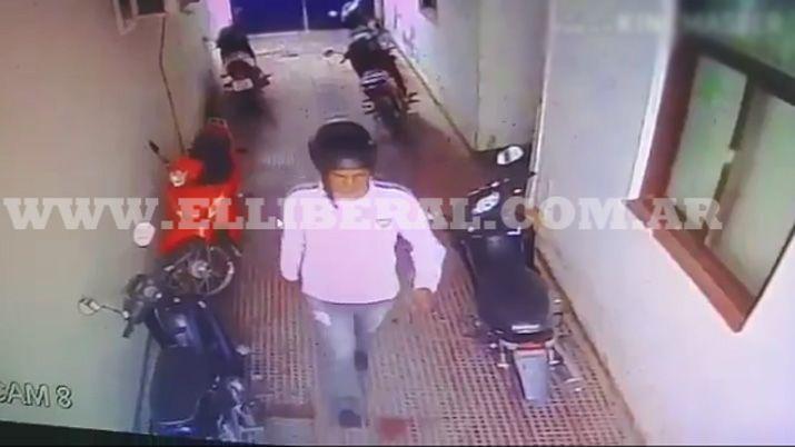VIDEO  Caacutemaras de seguridad captaron a un hombre robando una moto