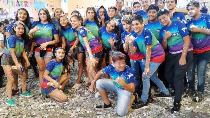 Alumnos del Colegio Santa Dorotea realizaron su presentacioacuten de remeras