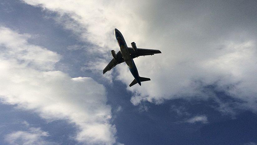 Un avioacuten que se detiene en el aire deja perplejos a los internautas