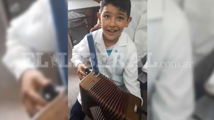 VIDEO  El nene de Antildeatuya que hizo bailar a todos en Instagram