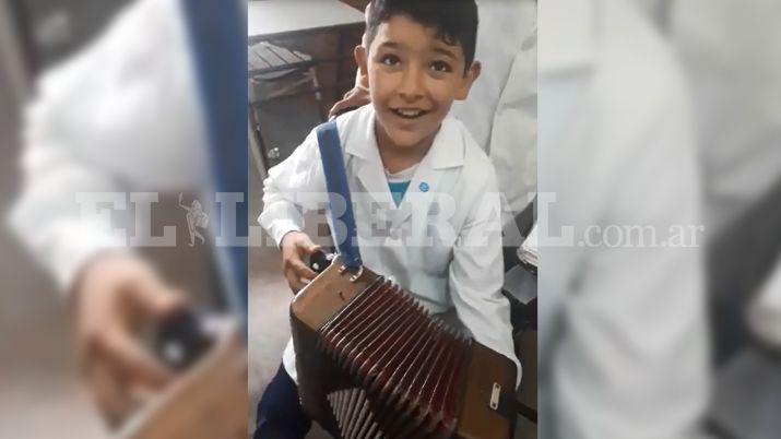 VIDEO El nene de Antildeatuya que hizo bailar a todos en Instagram
