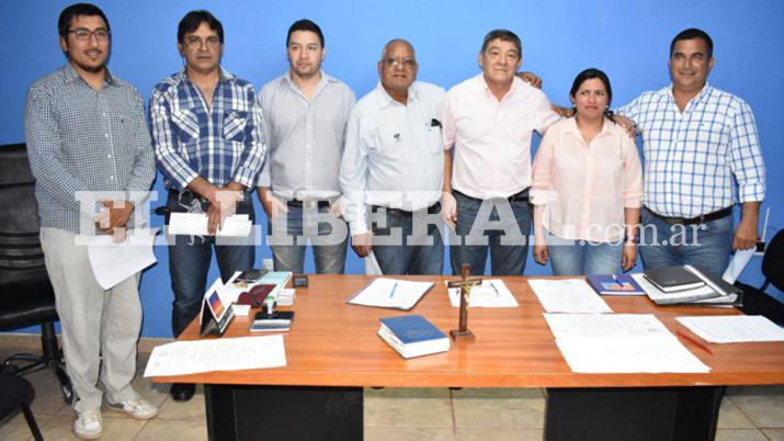 El intendente Luis Taco Gonz�lez junto a los nuevos funcionarios de Tintina